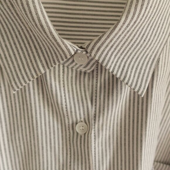 Chic Striped Button-Down Shirt - Perfect for Casual and Workwear Size M/L - Picture 4 of 9